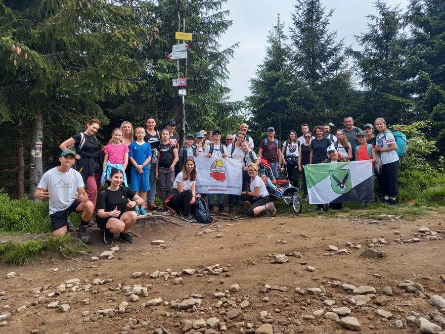 „Każdy ma swój Everest”. Nauczyciele i uczniowie zdobyli 30 szczytów Beskidu Śląskiego