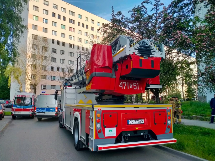 Jastrzębie-Zdrój: Mężczyzna ponad 19 godzin stał na dachu. W mieszkaniu znaleziono ciało kobiety