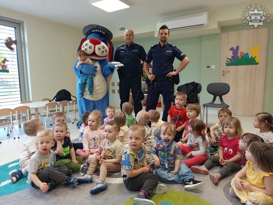 Policjanci budują zaufanie do munduru w raciborskich żłobkach