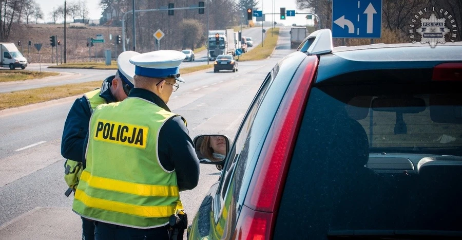 Mieli "sprytny" plan i dwoje dzieci w samochodzie. Pijany kierowca próbował zmylić jastrzębskich policjantów